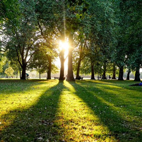 Grab a coffee and start your day with a stroll around nearby Hyde Park