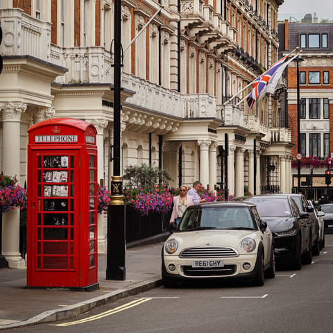 Explore London's theatres and shops from your Mayfair base
