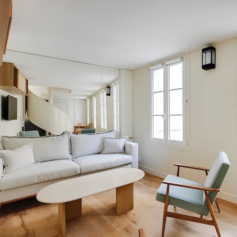 Unwind in this bright and welcoming townhouse in between seeing the sights