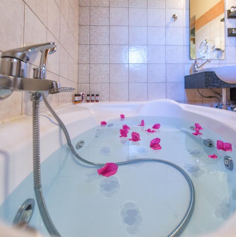 Treat yourself to an indulgent bubble bath in the spa tub