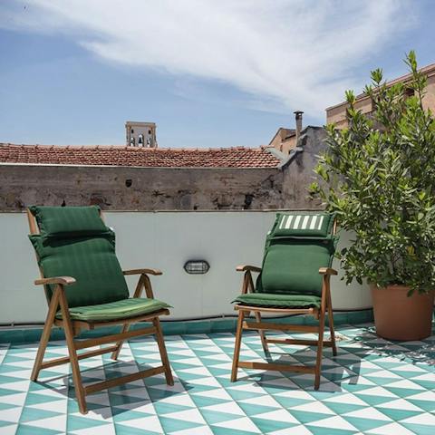 Relax on the roof terrace and feel the rays of the sun