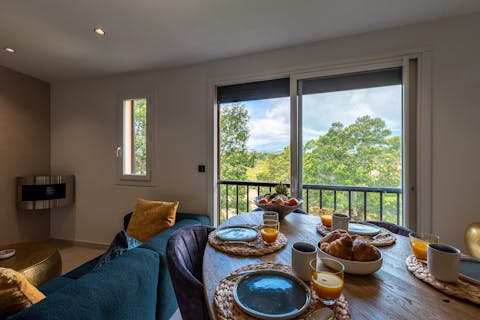 Gather around the dining table for sunny morning breakfasts, looking out at the lush sceenery