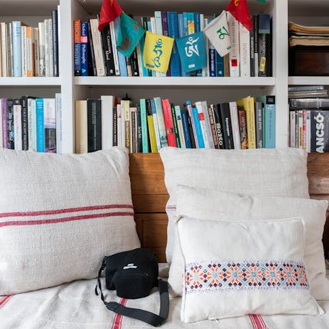 This plush bench and a wall full of reads