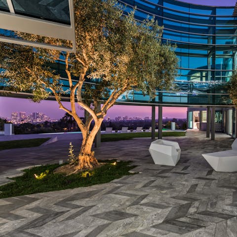 Enjoy the Californian sunsets in the interior courtyard