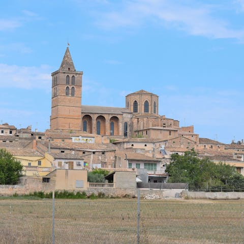 Stay in central Mallorca, only a short drive from the traditional town of Sineu