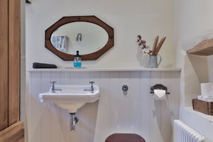 Cotswold Cottage Charm image 15