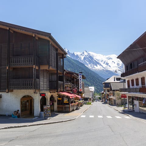 Stay at the foot of the Grand Montets, in the pretty resort of Argentière 