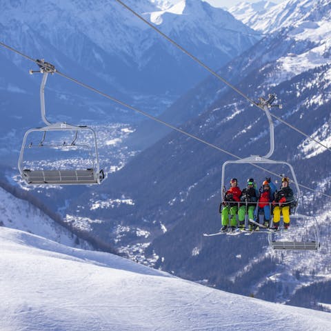 Walk to the gondola in just five minutes and be on the slopes in no time