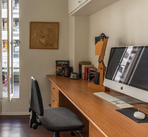 Practical office space for a working holiday