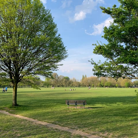 Take strolls on the Wandsworth Common situated on your doorstep 