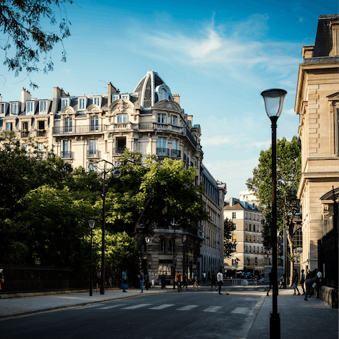 Easily explore Paris' most iconic sights from the central Marais neighbourhood