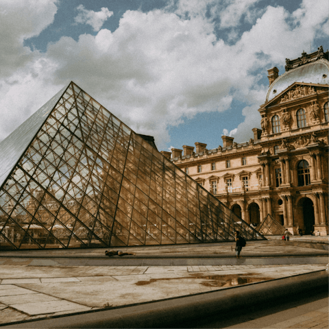 Begin your Parisian stay with an inspiring stroll through the Louvre