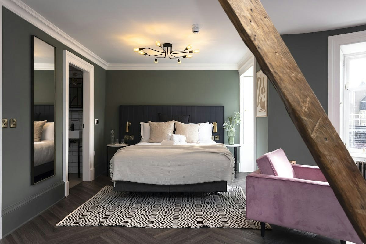 Blush & Pewter, Scotland