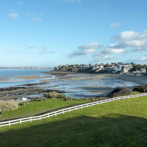 Explore Dinard's beautiful coastal path that leads to Pointe du Moulinet, a twenty-minute stroll from your home