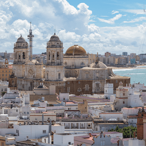 Explore the majestic city of Cádiz from your location in the centre