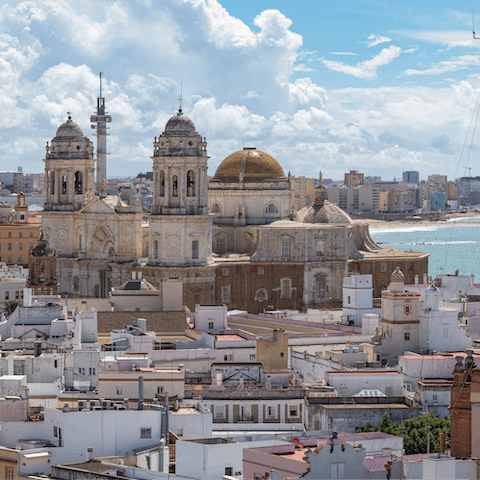 Explore the majestic city of Cádiz from your location in the centre