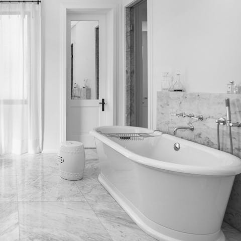 Unwind after a day of soaking up the city in the bath tub 