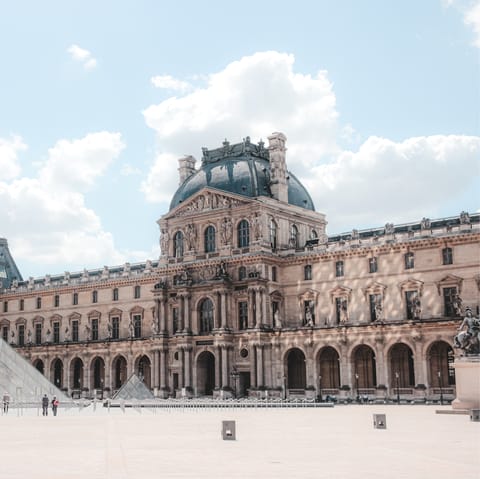 Stroll along the Seine to the Louvre – you can be there in under ten minutes