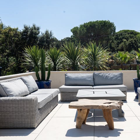 Host cocktail hours on the comfortable outdoor sofas as the sun goes down
