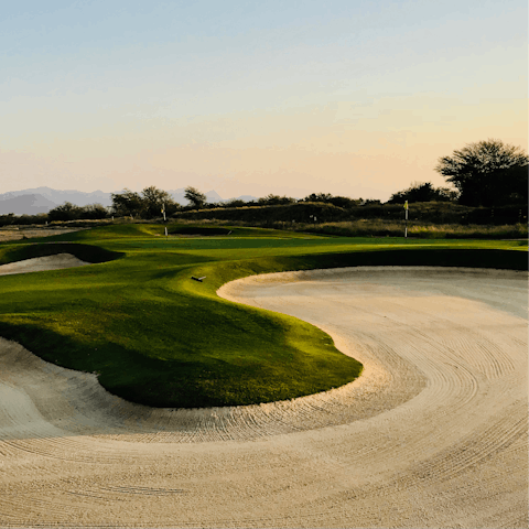  Practice your swing at the Dubai Hills Golf Club, a short drive away