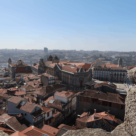 Take on the spiral staircase of Torre dos Clérigos – within walking distance