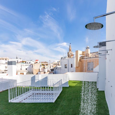 Enjoy an outdoor shower on the shared roof terrace, overlooking the Giralda