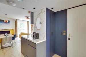 Amber Avenue image 13