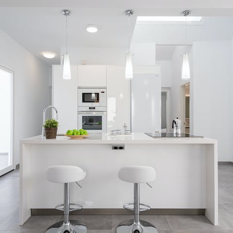 Start mornings with a bite to eat at the sleek breakfast bar