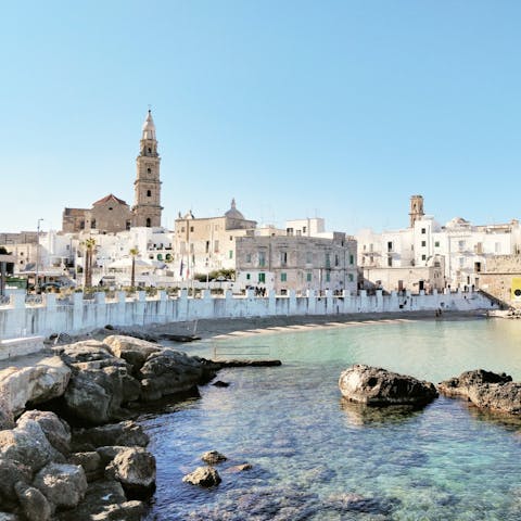 Drive 2km to Monopoli for lunch and shopping