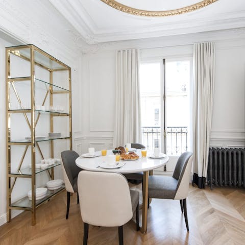 Start your mornings with fresh croissants at the table in the elegant open-plan living area