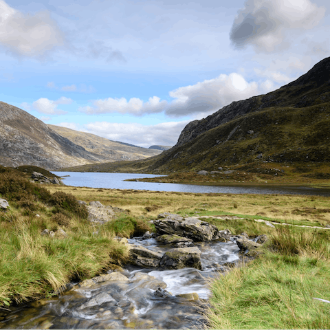 Drive thirty minutes to the base of Mount Snowdon and head up to the peak