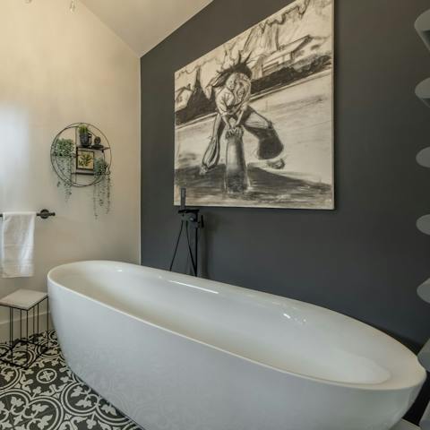 Enjoy a glass of Champagne together in the large freestanding bath