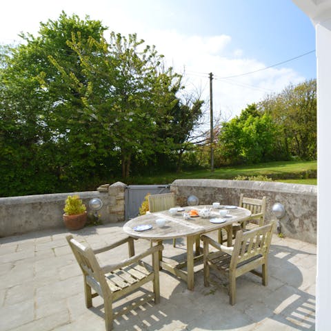Share barbecued dinners alfresco, surrounded by luscious greenery