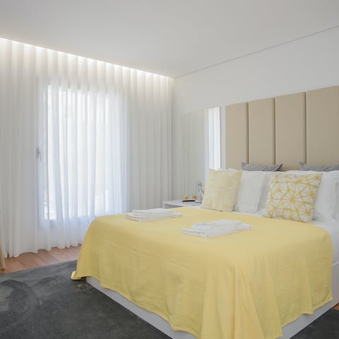 Wake up in your large comfy bed and open the curtains to reveal the beautiful Douro River