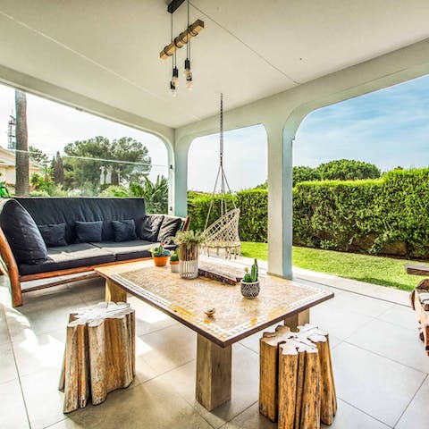 Gather for drinks in the shade of the terrace on the sofa or the swing chair