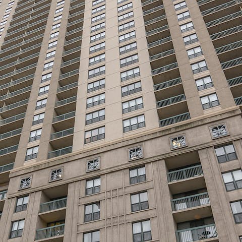 Admire the city from above from this typically Chicagoan high rise