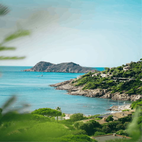 Take the easy drive up to Saint Tropez and its golden beaches