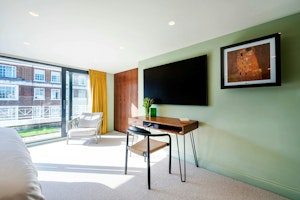 A London Story image 9