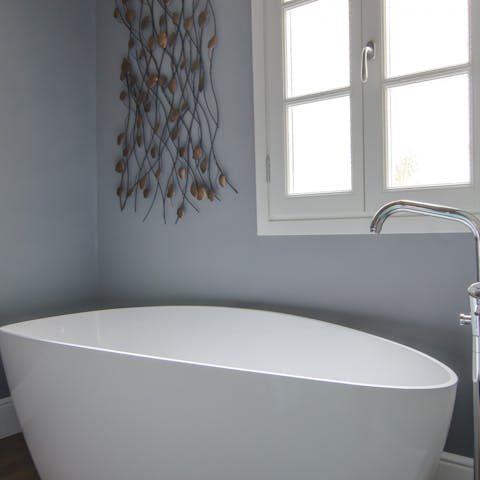 Sink into a hot bath in the standalone tub by the bed