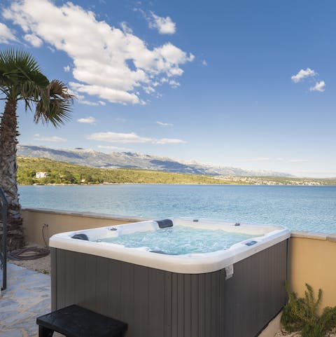 Gaze into the sea from the hot-tub