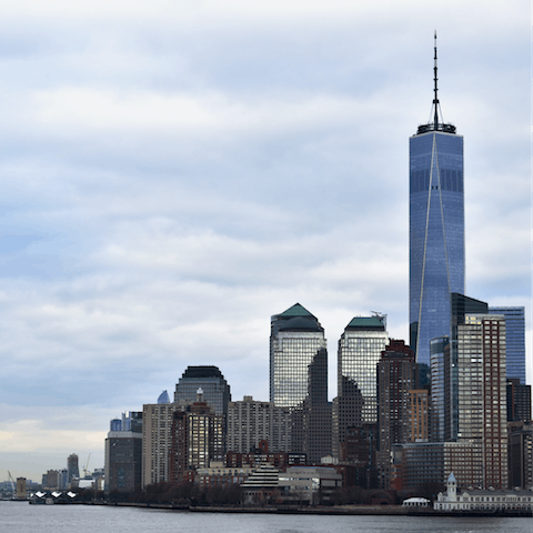 Wander the streets of Lower Manhattan in search of a cafe or restaurant 