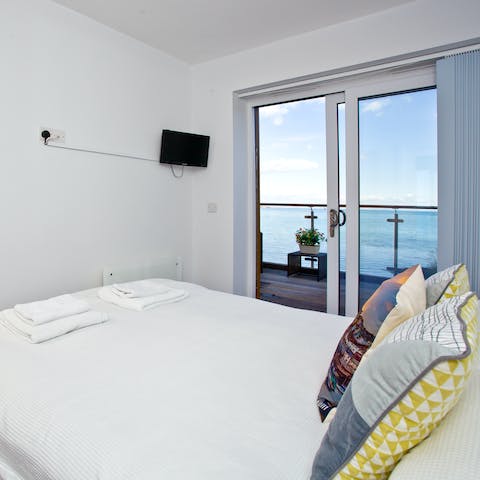 Wake up the gorgeous view of the bay every day