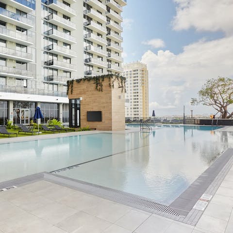 Float in the swimming pool to cool down when the Floridian temperature rises