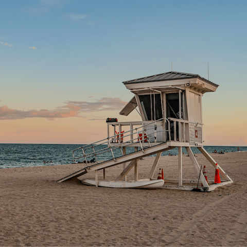 Stay just a ten-minute drive away from the sandy shoreline of Las Olas Beach