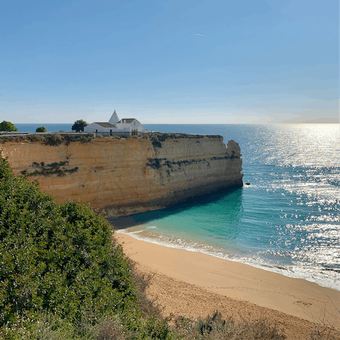 Discover the Algarve from your charming village setting in Armação de Pêra