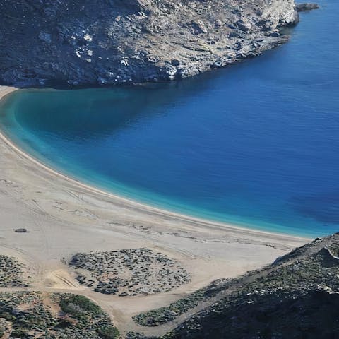Stay on the beachfront of Zorgos Bay, Andros