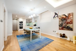 London Town image 11