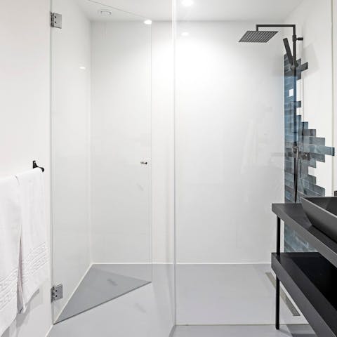 Stand under the rainfall shower and let your muscles relax as your worries slip away with the hot water