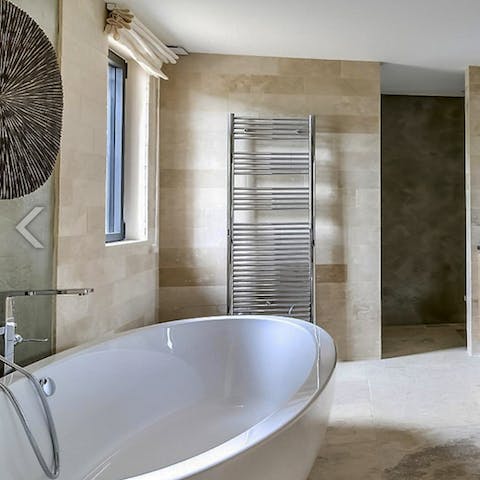 Unwind in the enormous free-standing bath tub 