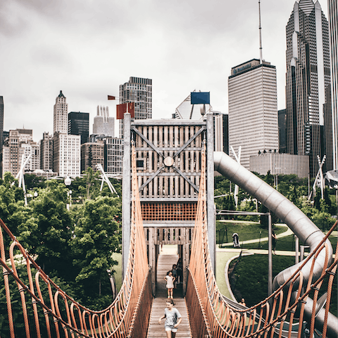 Explore the 319-acre urban oasis that is Grant Park – walk, bike and skate your way along its pristine lakeside pathways